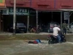 Terjebak Lubang Jalan di Genangan Banjir, Pengendara Sepmor Jungkir Balik