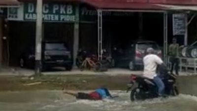 Terjebak Lubang Jalan di Genangan Banjir, Pengendara Sepmor Jungkir Balik