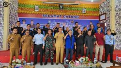 Sekda Aceh Selatan, Cut Syazalisma didampingi Ketua PWI Aceh, Nasir Nurdin foto bersama dengan Pengurus PWI Aceh Selatan dan tamu undangan lainnya seusai pembukaan Konferensi III PWI Aceh Selatan di Aula Dinas Pariwisata Aceh Selatan di Tapaktuan, Selasa, 17 Januari 2023. (Dok PWI Aceh)