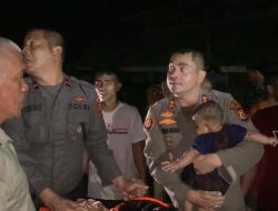 Aksi Heroik Kapolres Aceh Utara Selamatkan Balita dari Kepungan Banjir