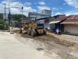 PUPR Abdya Perbaiki Jalan Berlubang di Depan Masjid Agung Blangpidie