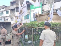 Ganas, Satpol PP Abdya Bongkar Semua Atribut Parpol di Blangpidie