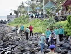 Awali Peringatan HPSN 2023, Reza Bersihkan Sampah di Pantai Sabang Fair