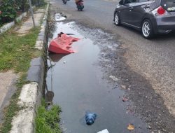 Hati-hati Menepikan Kendaraan di Jalan Depan Kantor PWI Aceh, Ada Lubang ‘Dipelihara’