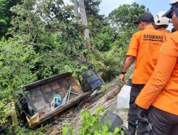 Truk Berpenumpang Puluhan Orang Masuk Jurang di Krueng Raya, Empat Tewas