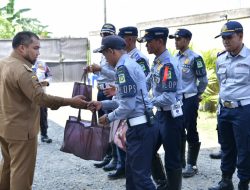 Pj Bupati Bagikan Paket Lebaran untuk  38 Personil Dishub Aceh Besar