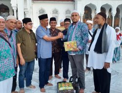 Permasa Bagi-bagi Kain Sarung Khas Aceh untuk JCH Asal Kota Langsa