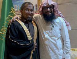 Apresiasi Program Hafal Quran, Pj Bupati Aceh Besar Dipakaikan Jubah Arab