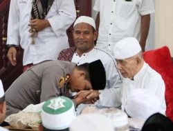 Abuya Syekh Amran Waly Al-khalidy Peusijuek Kapolres Aceh Barat