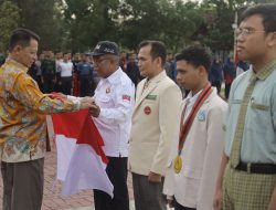 Pj Gubernur Aceh Bagikan Ribuan Bendera Merah Putih