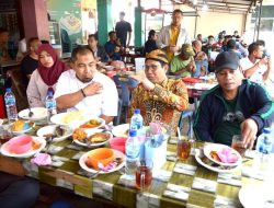 Pj Bupati Aceh Besar Dampingi Mendes Naik Becak dan Makan di Warung Pelabuhan