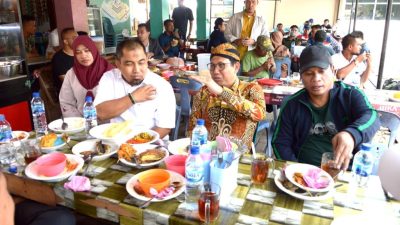 Pj Bupati Aceh Besar Dampingi Mendes Naik Becak dan Makan di Warung Pelabuhan