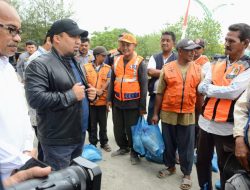 Jumat Berkah, Pj Bupati Aceh Besar Bagi-bagi Sembako untuk Jukir