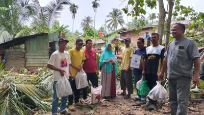 Senator Fachrul Razi Bantu Korban Rumah Tertimpa Pohon di Alue Ie Mirah