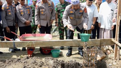 Pj Bupati Iswanto Dampingi Kapolda Salurkan Buku, Tanam Pohon dan Bantuan Sumur Bor