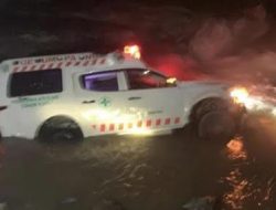 Ambulance Bawa Pasien Terjun ke Sungai di Mane, Pidie