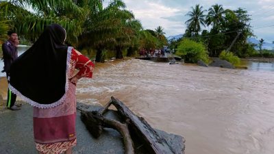 Banjir Tenggelamkan Aceh Barat, Jalan dan Jembatan Putus