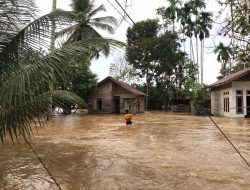 Tim BPBD Aceh Jaya Evakuasi Sejumlah Warga Terjebak Banjir