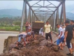 Tak Kunjung Ditangani Pemerintah, Seorang Dermawan Perbaiki Oprit Jembatan Korban Banjir di Agara