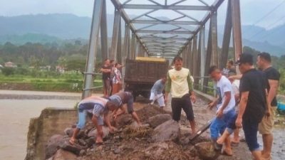 Tak Kunjung Ditangani Pemerintah, Seorang Dermawan Perbaiki Oprit Jembatan Korban Banjir di Agara