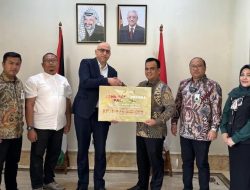 “Terima Kasih Aceh,” Ujar Dubes Palestina Saat Menerima Donasi Rp 1 M Lebih dari Bank Aceh