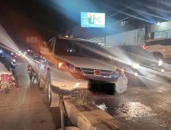 Honda CRV Seruduk Median Jalan di Ulee Kareng