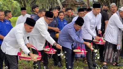 Tiba di Aceh, SBY dan AHY Langsung Berziaran ke Kuburan Massal Korban Tsunami