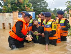 Tim SAR Brimob Aramiah Evakuasi Korban Banjir Pondok Pabrik Langsa