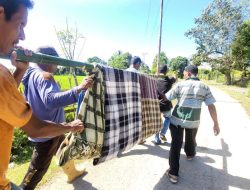 Tak Ada Ambulance, Warga Aceh Barat Tandu Jenazah dengan Kain Sarung