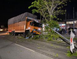 Diduga Sopir Mengantuk, Truk Bermuatan Mie Instan Seruduk Median Jalan di Meulaboh