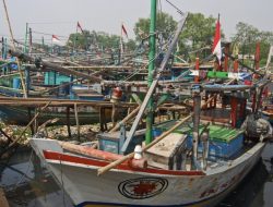 Peserta HPN Tanam Mangrove Bersama Menteri LHK di Muara Angke