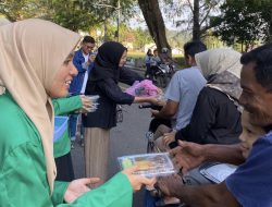 Dema STIS Al-Aziziyah Sabang Turun ke Jalan Bagi-bagi Penganan Buka Puasa