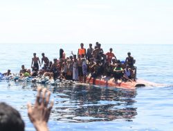 Tim SAR Butuh Waktu Tiga Jam Mengevakuasi 69 Pengungsi Rohingya yang Terombang-ambing di Laut Aceh Barat