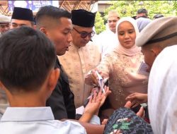 Wajah Bocah Berseri Ketika Menerima Amplop Idul Fitri dari Gubernur Bustami dan Ibu Mellani