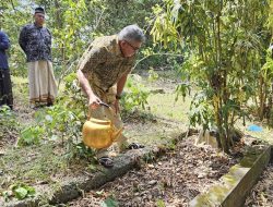 Untaian Doa dari Sosok Bernama Bustami Hamzah di Makam Sang Ayah