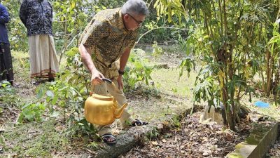 Untaian Doa dari Sosok Bernama Bustami Hamzah di Makam Sang Ayah