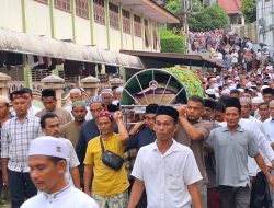 Putra Kandung Waled Husaini Imami Shalat Jenazah sang Ayah, Diikuti Ribuan Jamaah