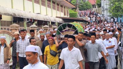 Putra Kandung Waled Husaini Imami Shalat Jenazah sang Ayah, Diikuti Ribuan Jamaah