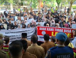 Ratusan Pedagang Kaki Lima Serbu Kantor Wali Kota Banda Aceh