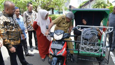 “Terima Kasih Pak Gubernur, Becak Ini Sangat Membantu untuk Membawa Anak Saya Berobat”