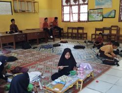 Kekurangan Mobiler, Murid SDN 1 Darul Aman Aceh Timur Duduk di Lantai