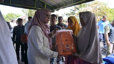 Mellani Subarni Antar Bantuan untuk Korban Kebakaran di Blang Bintang