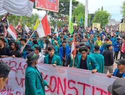 Massa Aksi di Gedung DPR Aceh Nyaris Adu Fisik Dengan Polisi