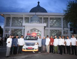 Serahkan Ambulance untuk Gampong Pineung, Bustami Minta Maaf karena Jarang Pulang