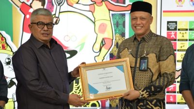 Gubernur Aceh Terima Penghargaan dari Garuda Indonesia