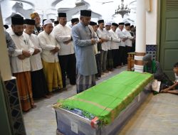 Pj Gubernur Ikut Shalati Jenazah Tu Sop Bersama Ribuan Warga di Masjid Raya Baiturrahman