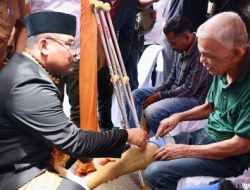 Pj Gubernur Aceh Serahkan Bantuan Kaki Palsu Kepada 49 Penyandang Disabilitas