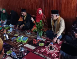 Tokoh Adat Blangkejeren Peusijuek Syech Fadhil dan Istri