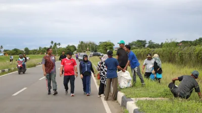 Pj Bupati Aceh Besar pada Aksi Pungut Sampah: “Kalau bukan Kita Siapa Lagi”