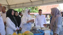 Berkunjung ke Pasar Tani Distanbun, Ini Pesan Ketua PKK Aceh